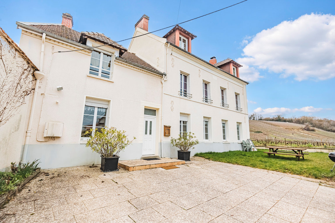 Façade du Gîte des Clos au milieu des vignes